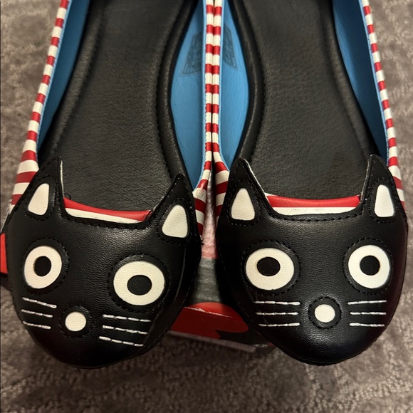 T.U.K Red and White Cat Face Shoes - Picture 5 of 7